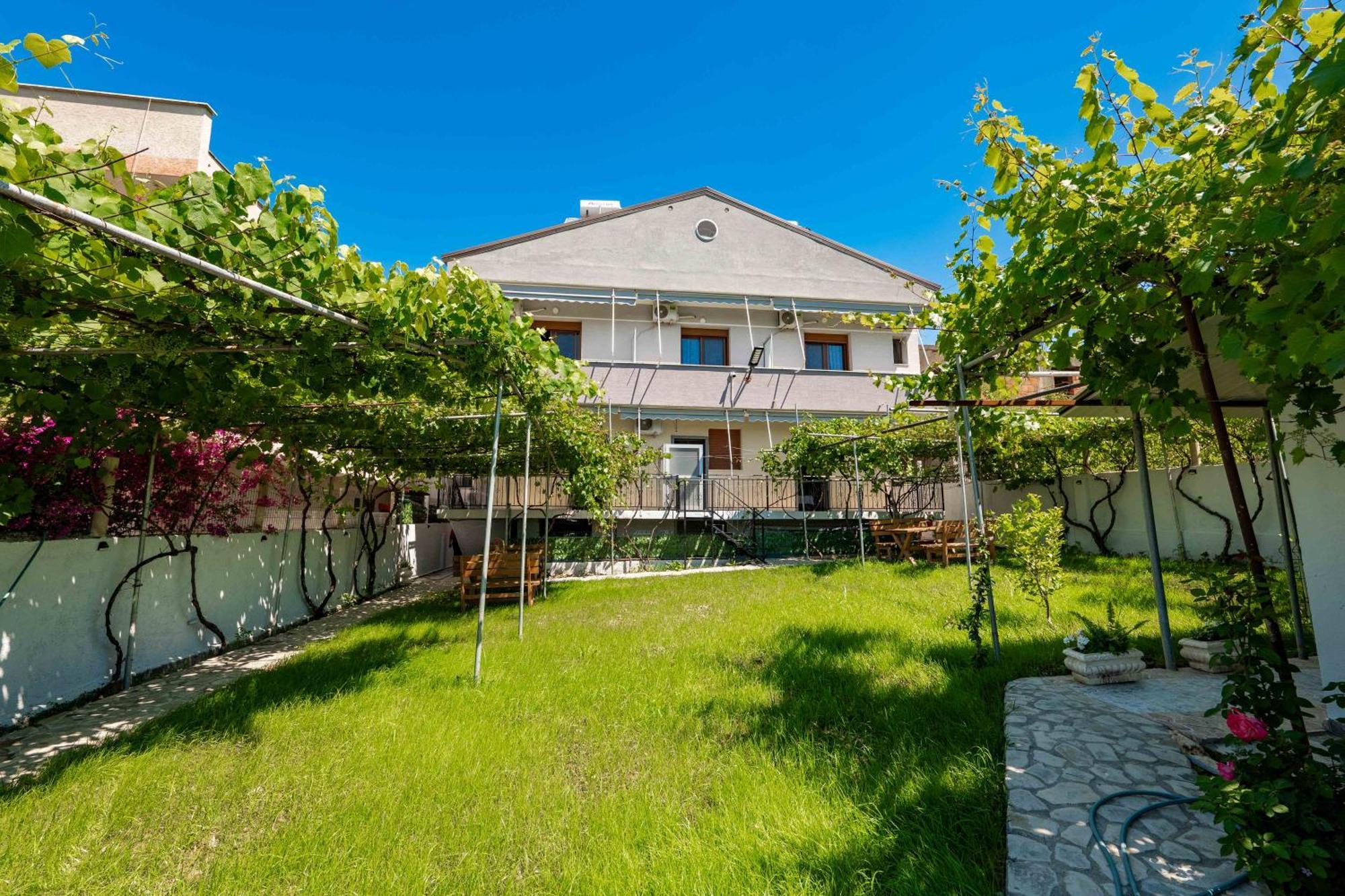 Kalpazo Kaja Vila Garden Golem  Exterior foto